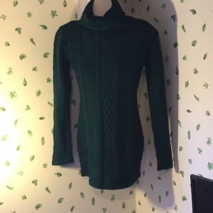 Form fitting cableknit tunic sweater